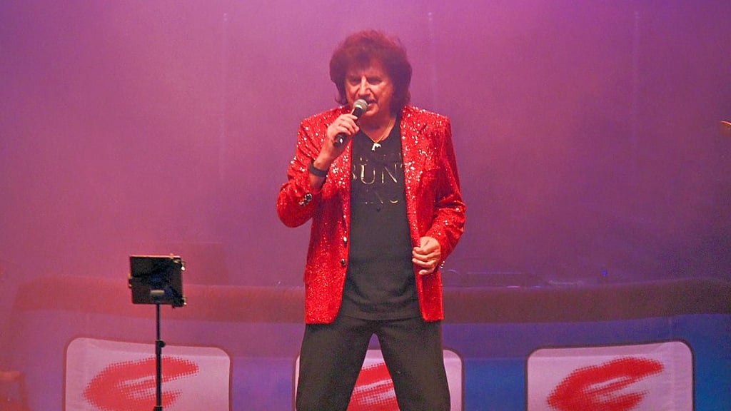 Schlager, Glitzer und Dauergrinsen: Olaf der Flipper dreht in Zörbig richtig auf.