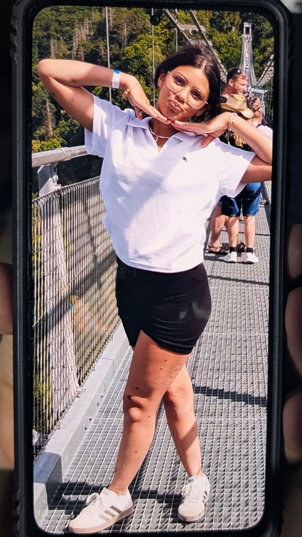 Die vermisste Ines J. trug beim Verschwinden ein weißes Poloshirt und eine kurze schwarze Hose. Die Schuhe waren schwarz.