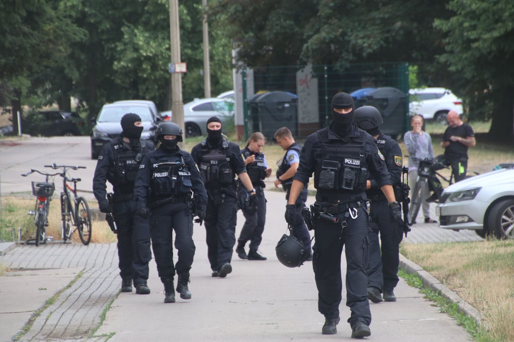 Die Polizei rückte am Dienstagnachmittag im Südpark in Halle an.