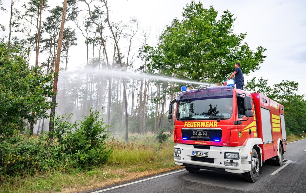 In einigen Gebieten können die Einsatzkräfte wegen Munitionsresten im Boden nur vom Fahrzeug aus löschen.