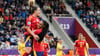 Hoch soll sie leben: Alexia Putellas wird nach ihrem Tor zum 6:2 von Salma Paralluelo geherzt.