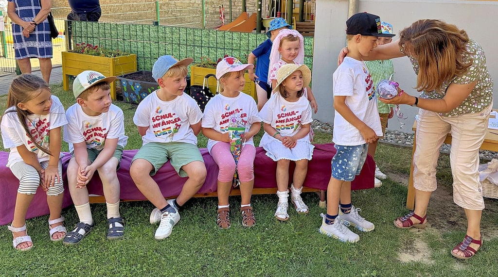 Die Erzieherin Sabine Bergander überreichte jedem künftigen Abc-Schützen eine kleine Zuckertüte und ein Portfolio mit Basteleien und Bildern der Kinder.