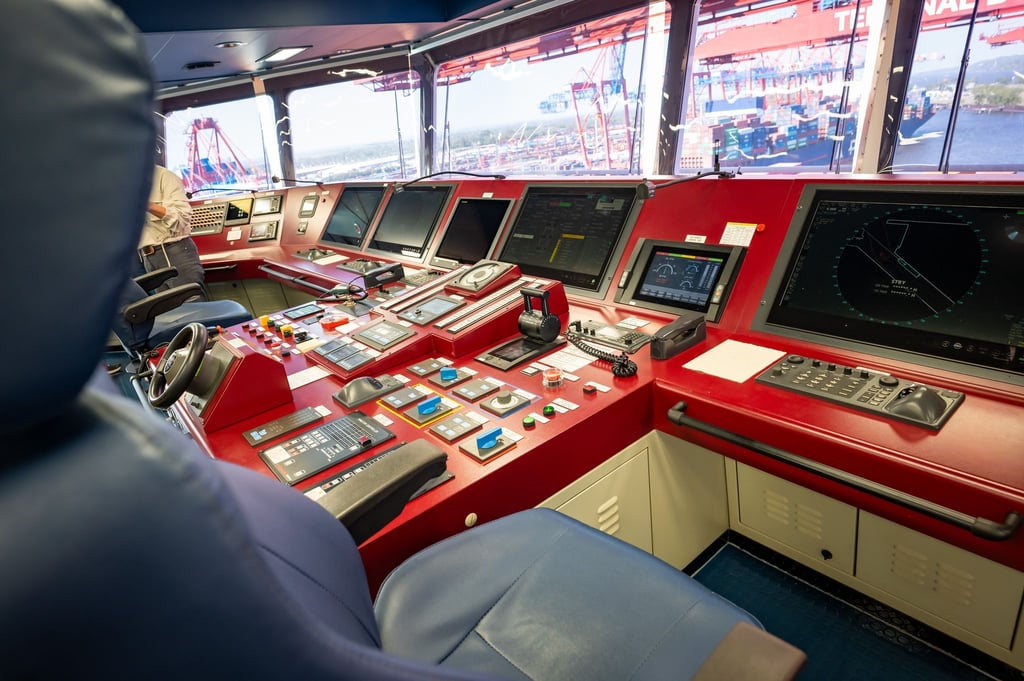 Von der Kommandobrücke aus wird das Schiff kontrolliert und gesteuert. (Archivbild)