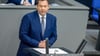 Der Finanzminister bringt den Haushaltsentwurf in den Bundestag ein.