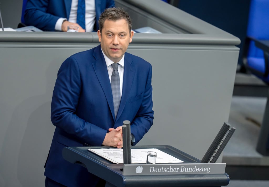 Der Finanzminister bringt den Haushaltsentwurf in den Bundestag ein.