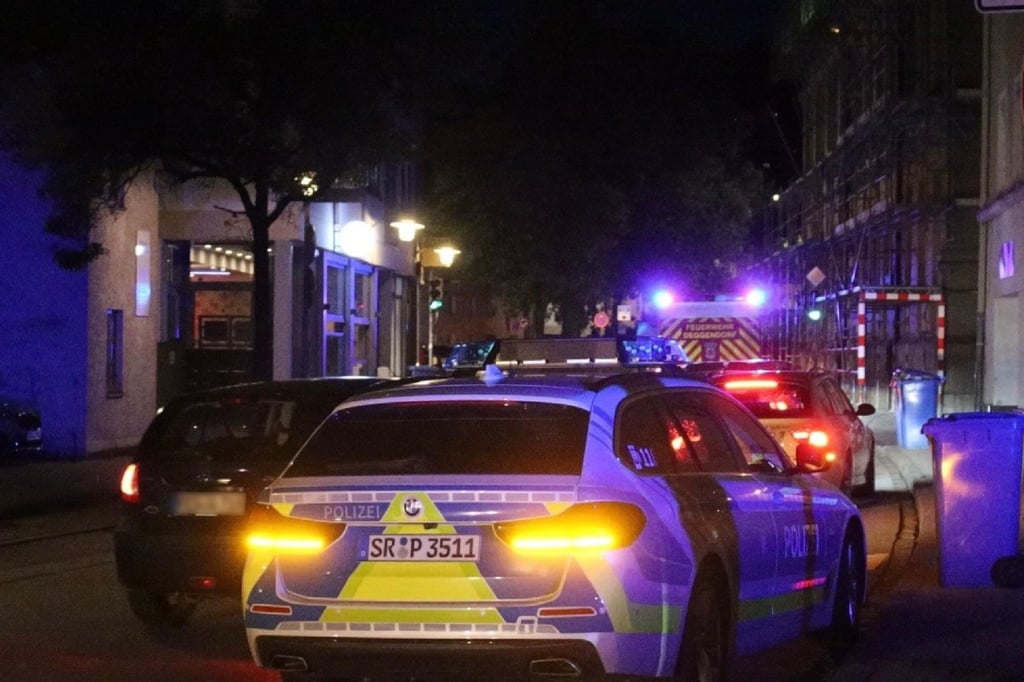 Anwohner hören Schussgeräusche - und finden einen verletzten Mann. Die Polizei nimmt nach stundenlanger Fahndung zwei Tatverdächtige fest.
