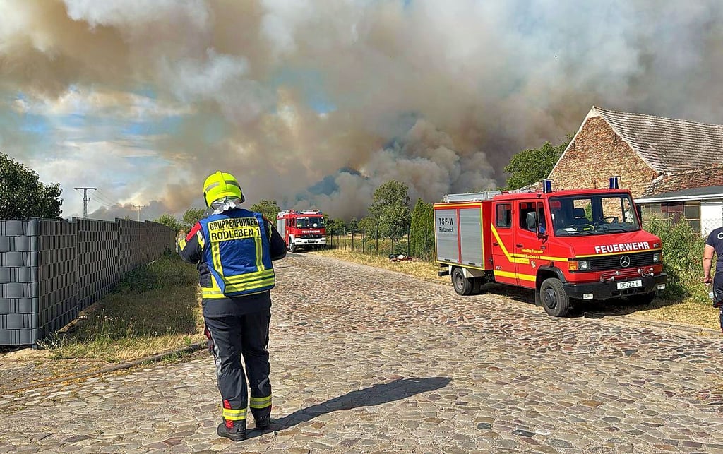 Das Feuer näherte sich bedrohlich bewohntem Gebiet. In Pakendorf stellten sich die Bewohner auf eine Evakuierung ein.