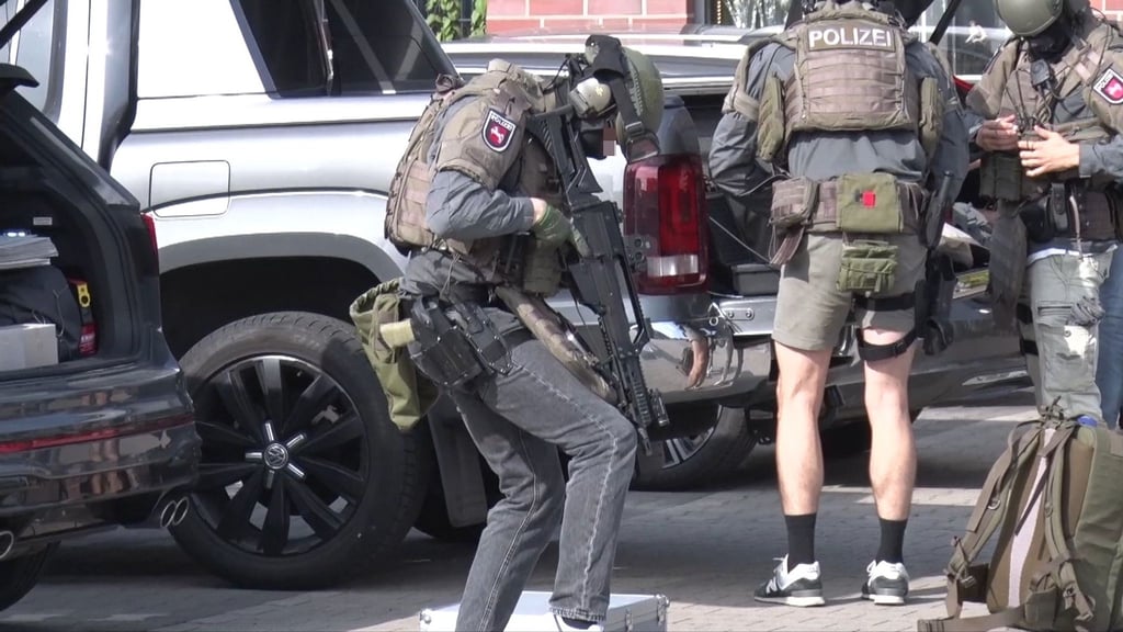 Schwer bewaffnete Einsatzkräfte rückten im Herbst 2023 wegen einer Softair-Waffe an. Jetzt muss ein Jugendlicher für den Großeinsatz zahlen. (Archivbild)