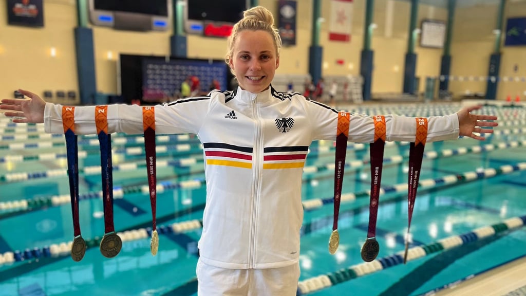 Behangen mit Gold und Bronze: Schwimmerin Julia Heitmann hat abgeräumt.