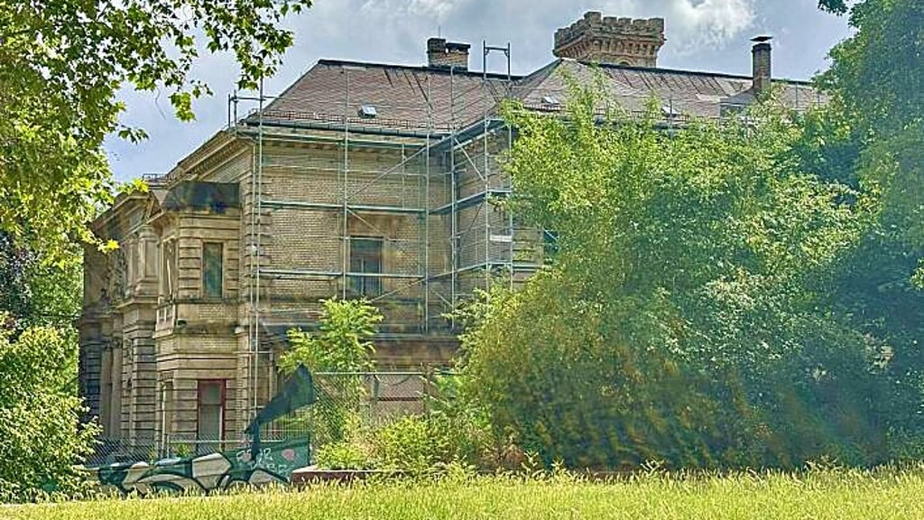 Versteckt hinter Bäumen trohnt die Villa Lehmann auf dem Lehmannsfelsen.