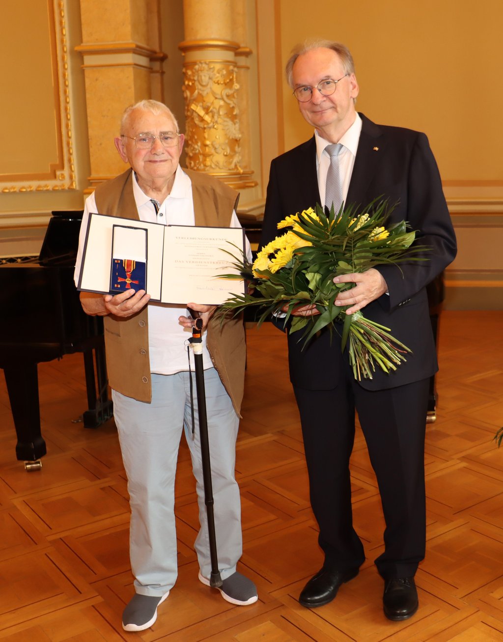 Von Ministerpräsident Reiner Haseloff persönlich erhielt Lothar Galonska (links) das Verdienstkreuz am Bande.