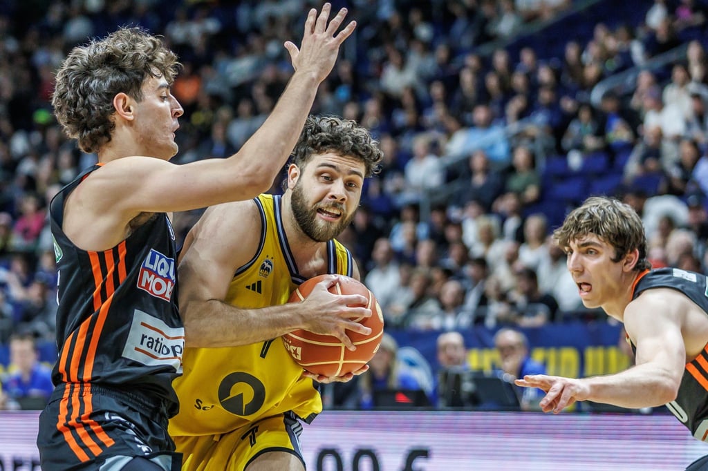 Will McDowell-White (Mitte) verlässt Alba trotz gültigem Vertrag.