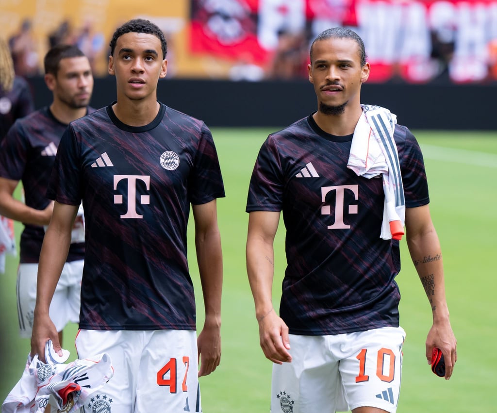 Jamal Musiala (l) und Leroy Sané waren beim FC Bayern lange Teamkollegen.