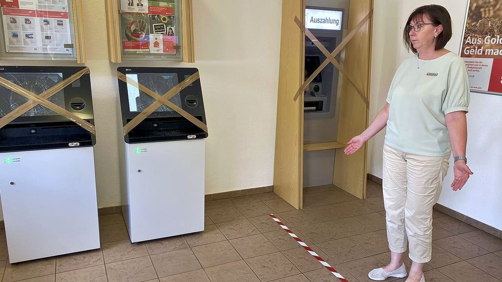Fassungslos steht die Annaburger Filialleiterin Bettina Albrecht vor der kaputtgeschlagenen Technik.