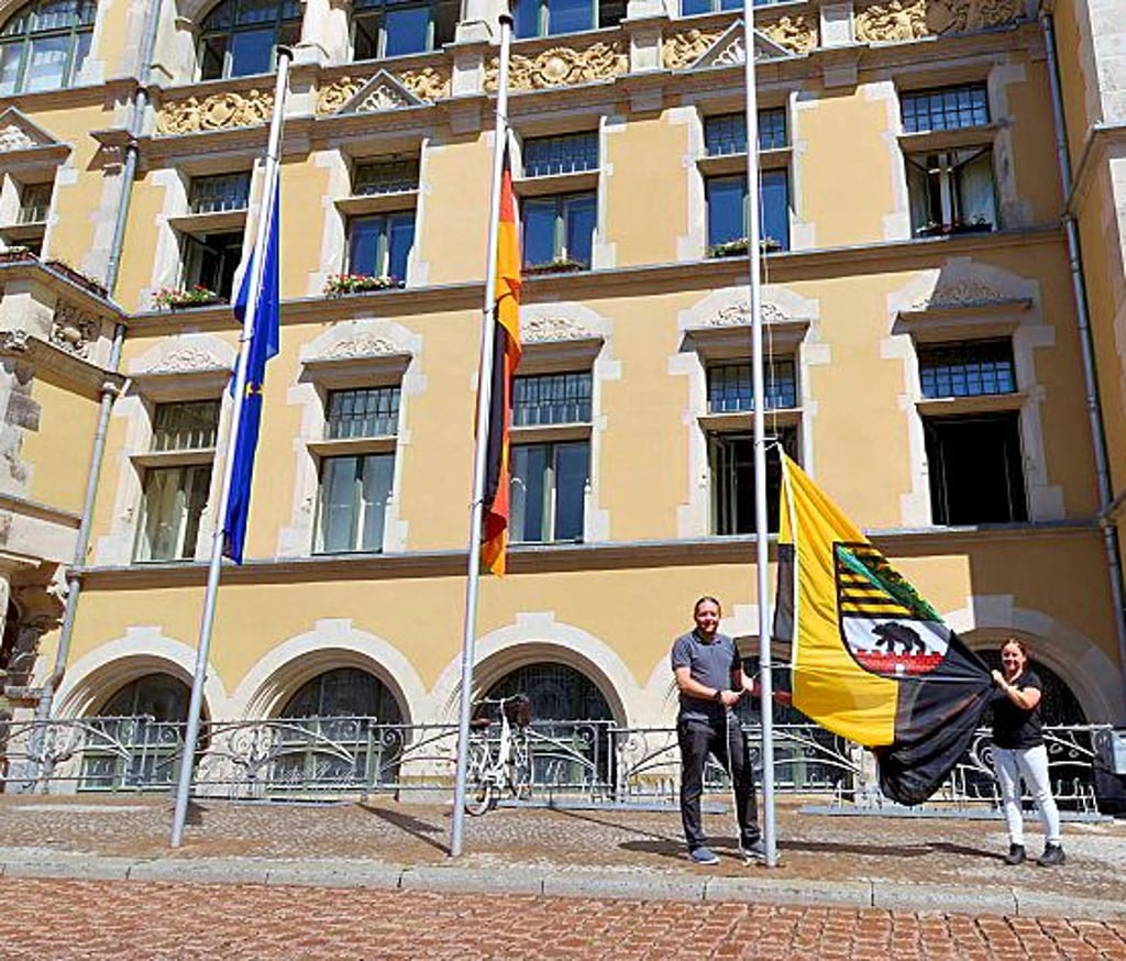 Vor dem Rathaus in Köthen werden am Montag die Flaggen der EU, der Bundes und des Landes (v.l.) auf halbmast gehisst.