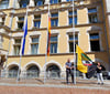 Vor dem Rathaus in Köthen werden am Montag die Flaggen der EU, der Bundes und des Landes (v.l.) auf halbmast gehisst.