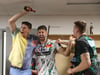 Ex-Profi Piotr Chrapkowski (l.) ließ es sich nach dem Gewinn der Champions League nicht nehmen, es in der SCM-Kabine richtig krachen zu lassen. Zusammen mit Sergey Hernandez (r.) und Antonio Serradilla hatte der 37-Jährige dabei natürlich viel Spaß. Seine Beliebtheit soll "Chrapek" künfig auch in offizieller Funktion im SCM-Marketing und der Sponsorenbetreuung einbringen. 