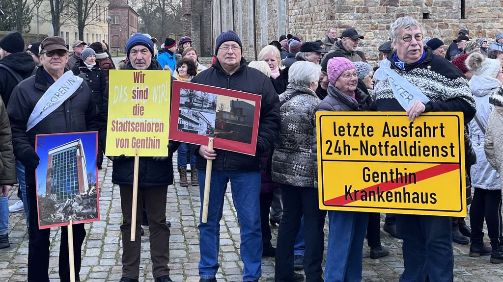 Im Februar demonstrierten Genthiner 2025 bei einer Mahnwache für die Gesundheitsversorgung.