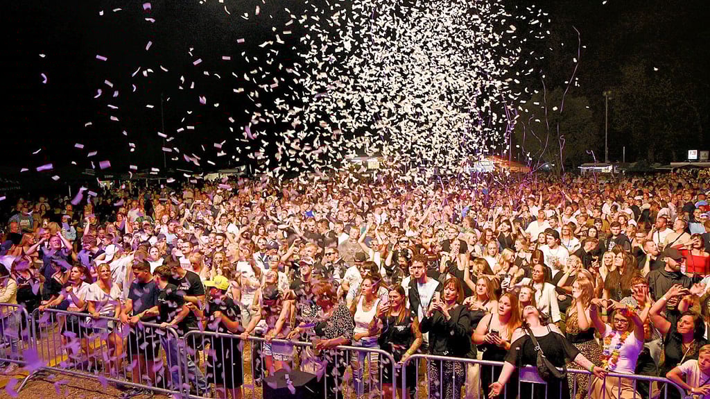 Ein Abend voller Farben, Bass und Begeisterung auf der Festwiese