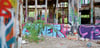 An der Ruine des Chemiewerks haben sich Grafitti-Sprayer ausgetobt. Die Natur holt sich das Areal zurück.