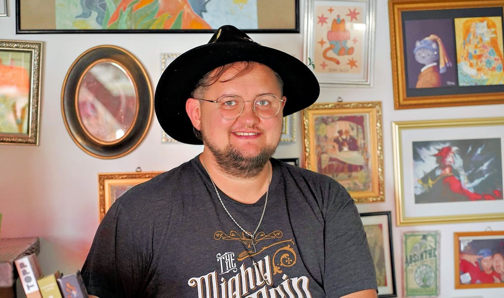 Auf großen Messen unterwegs: David Siering aus Köthen verkauft, was er selbst entwirft- vom „Chaotic Stupid“-Sticker bis zum Mittelalter-Schmuck.