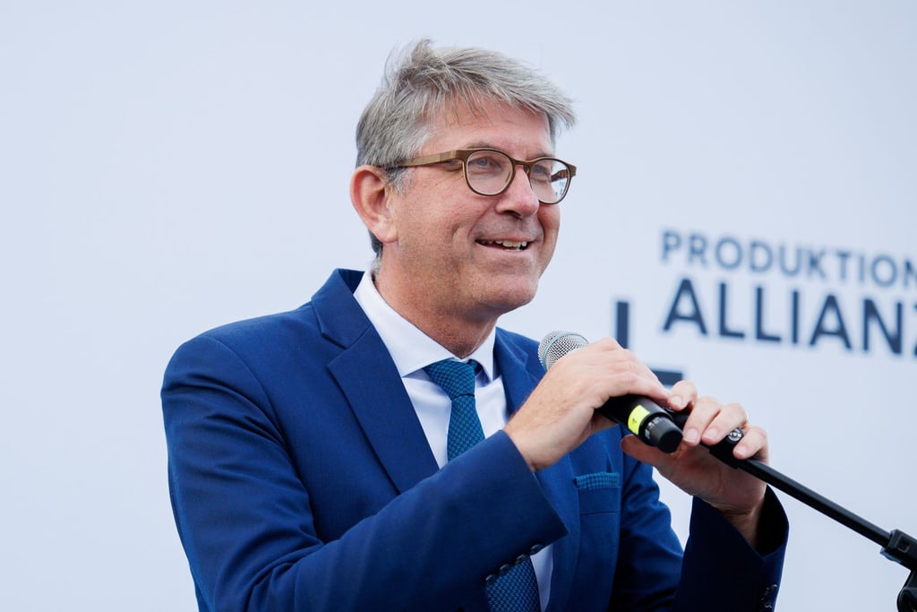 Kulturstaatsminister Wolfram Weimer nannte in der Haushaltsdebatte seine Schwerpunkte - dazu gehört auch die Filmföderung in Deutschland. (Archivbild)