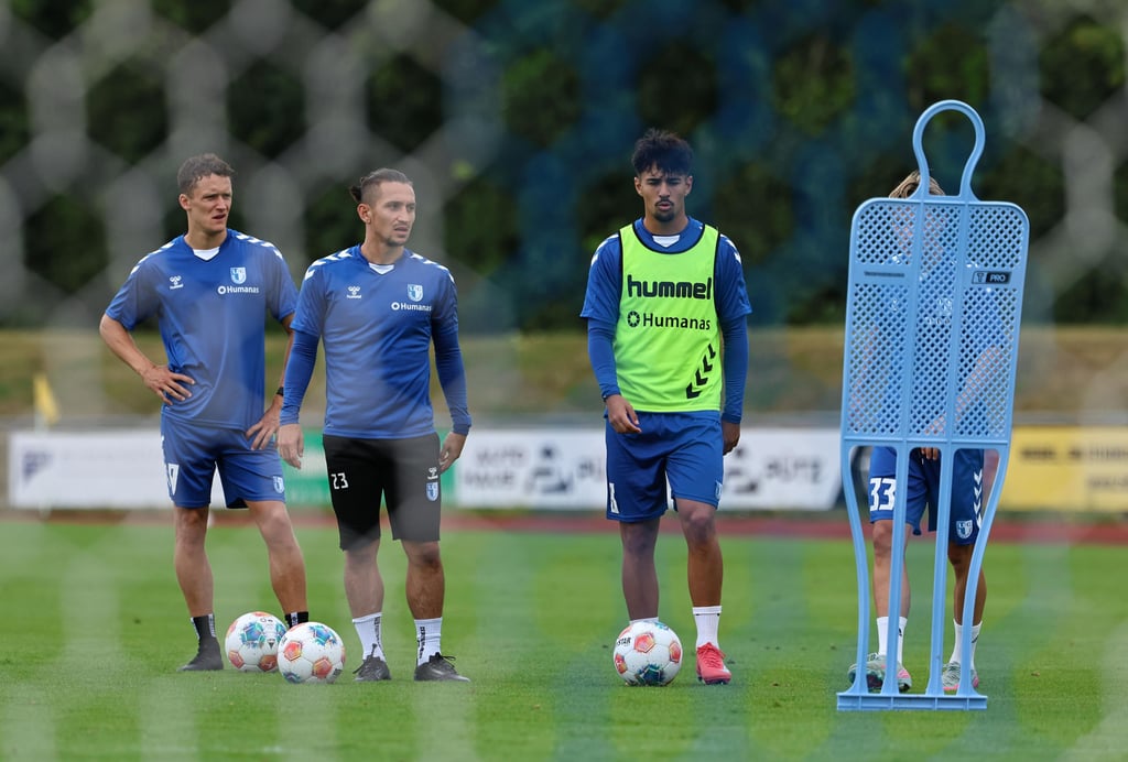 Martijn Kaars, Baris Atik und Abu-Bekir El-Zein vom 1. FC Magdeburg beim Trainingslager in Bad Wörishofen.