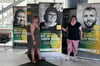 Gabriele Schmerbach (l.), Vertrauensfrau für die schwerbehinderten Mitarbeiter im Basedow-Klinikum, zeigt mit Mandy Bechmann den großen Aufsteller mit Mandys Porträt im Eingangsbereich der Querfurter Klinik. 