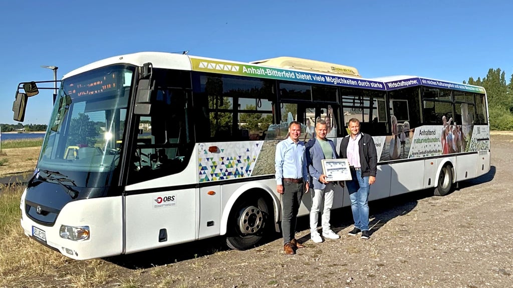 Daniel Krake, Andy Grabner und Patrick Hoffmann (v. l.) präsentieren den neuen Landkreis-Bus auf der Fahrerseite.