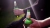 Alkoholabhängigkeit trifft nicht nur die Betroffenen: Auch Angehörige können unter den Folgen leiden.