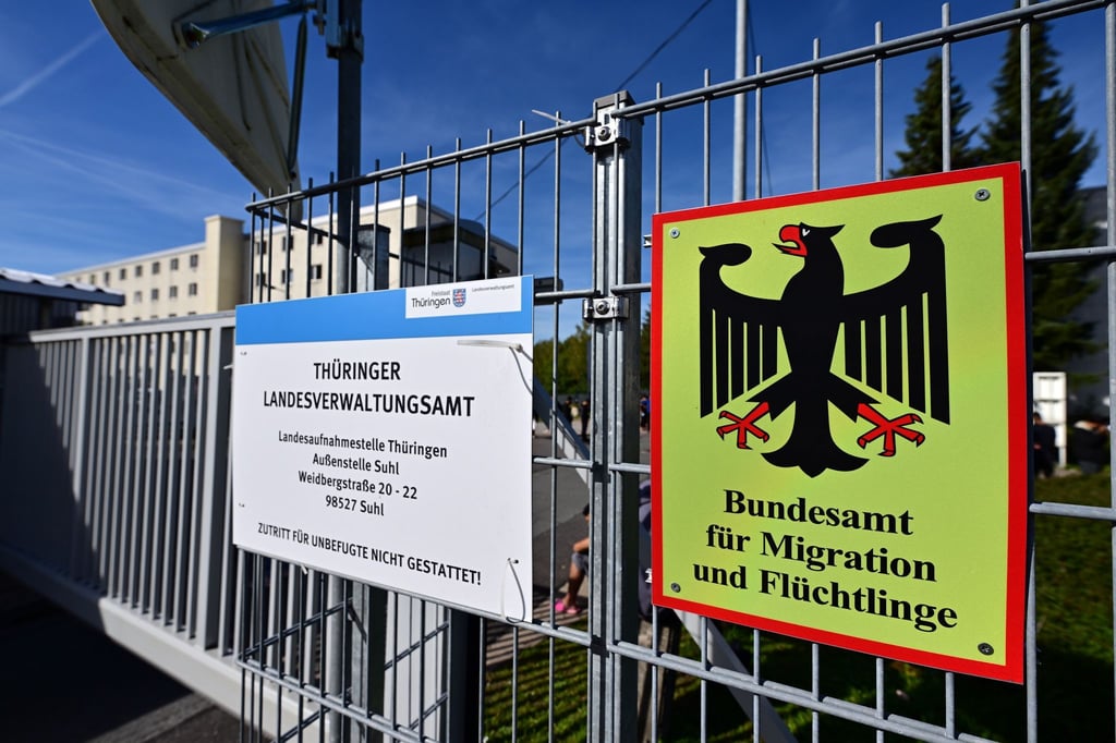In der Erstaufnahmeeinrichtung in Suhl wird die neue landeseinheitliche Bezahlkarte für Geflüchtete ausgegeben. (Archivbild)