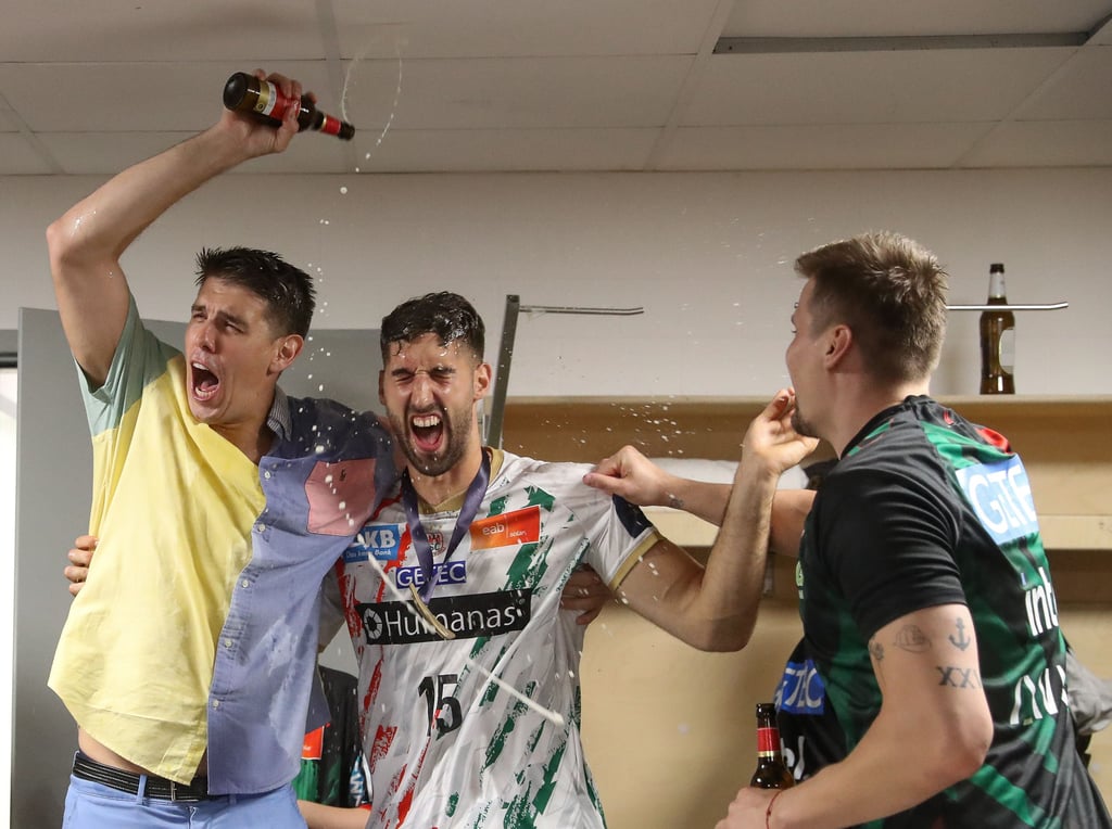 Piotr Chrapkowski ließ es zusammen mit Antonio Serradilla und Sergey Hernandez (v.l.) nach dem Triumph in der Champions League in der SCM-Kabine ordentlich krachen. Im Bereich Marketing/Sponsorenbetreuung ist der früherer Abwehrspezialist künftig auch wieder offiziell für den SCM tätig.