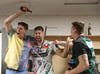 Piotr Chrapkowski ließ es zusammen mit Antonio Serradilla und Sergey Hernandez (v.l.) nach dem Triumph in der Champions League in der SCM-Kabine ordentlich krachen. Im Bereich Marketing/Sponsorenbetreuung ist der früherer Abwehrspezialist künftig auch wieder offiziell für den SCM tätig. 