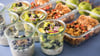 Das Hauptgericht kommt ganz zum Schluss: Um eine Kreuzkontamination mit Keimen zu verhindern, werden beim Meal Prep zuerst Salate und Dessert vorbereitet.