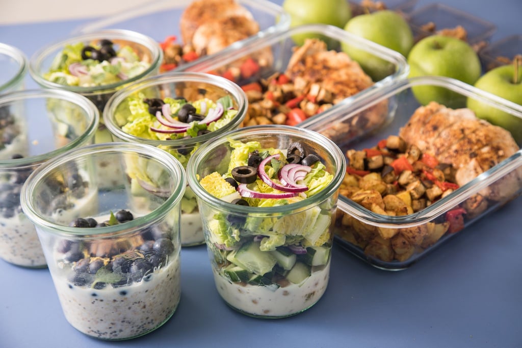 Das Hauptgericht kommt ganz zum Schluss: Um eine Kreuzkontamination mit Keimen zu verhindern, werden beim Meal Prep zuerst Salate und Dessert vorbereitet.