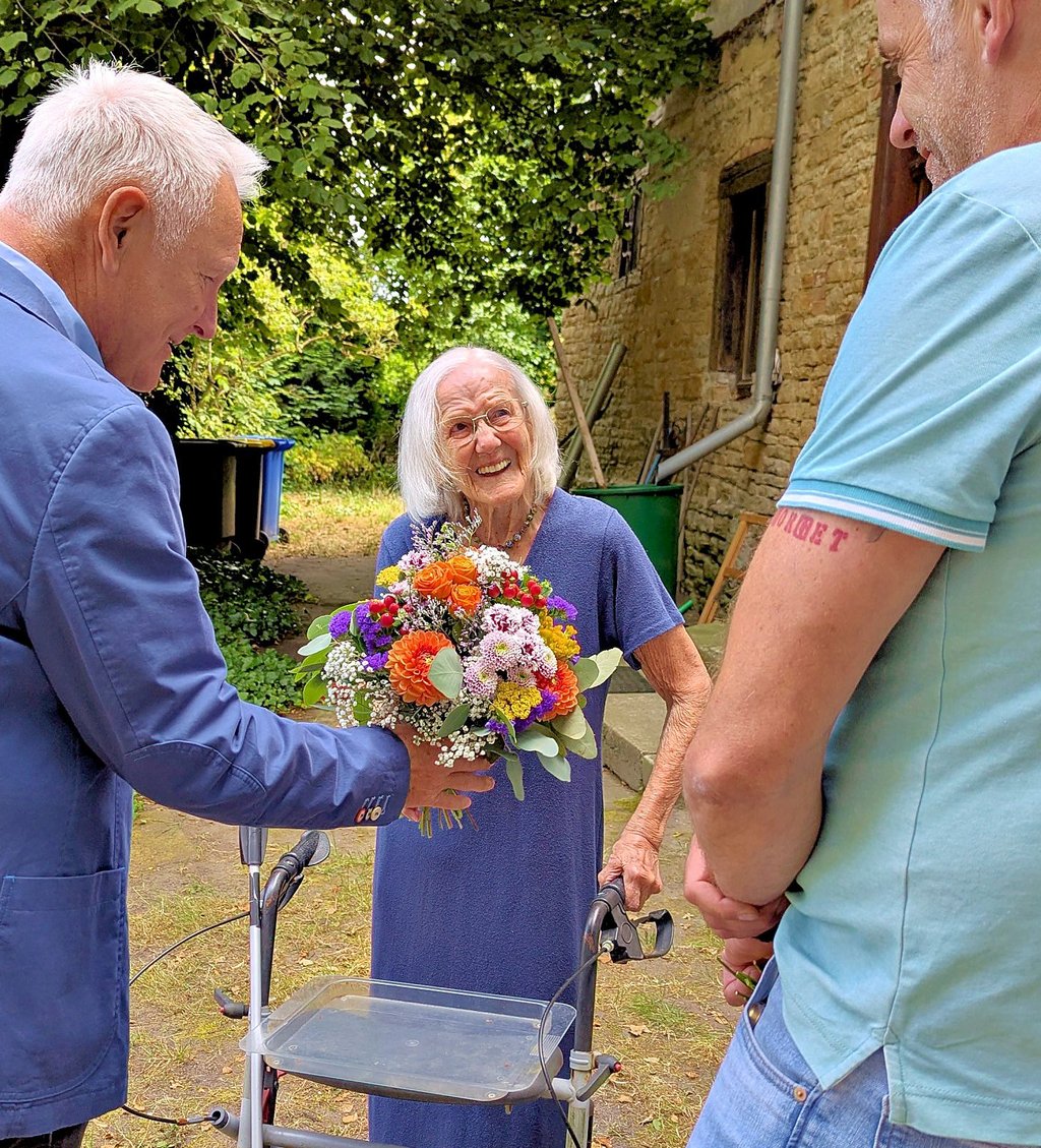 Ihren 101. Geburtstag feierte Gerda Sachs mit ihren Gästen im Garten des Gemeindehauses gleich neben der Evangelischen Kirche Tollwitz, in dem sie seit Jahrzehnten wohnt.
