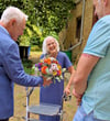 Ihren 101. Geburtstag feierte Gerda Sachs mit ihren Gästen im Garten des Gemeindehauses gleich neben der Evangelischen Kirche Tollwitz, in dem sie seit Jahrzehnten wohnt.