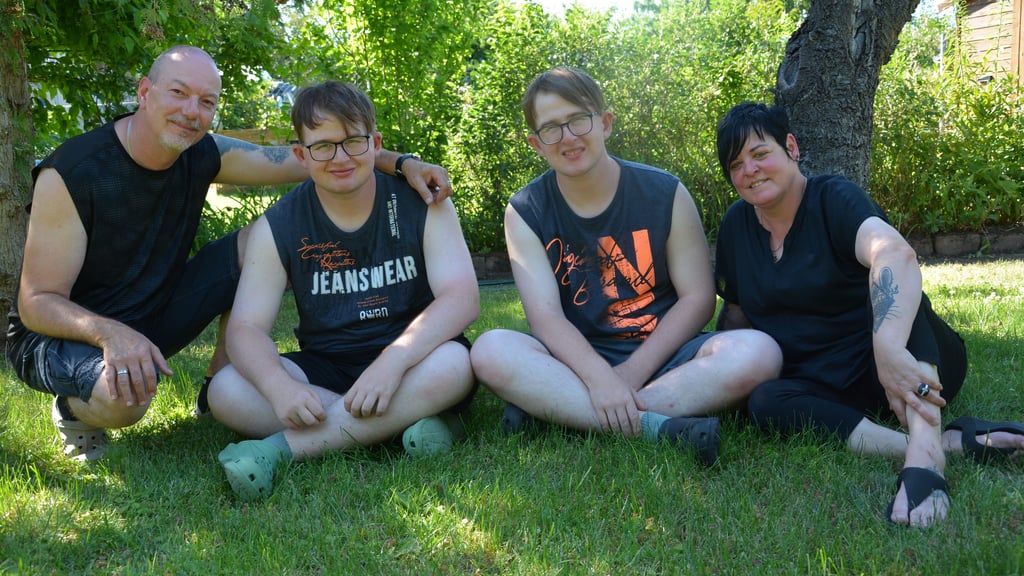 Familie Rohde: Papa René und Mama Yvonne mit den 20-jährigen Zwillingen Pascal (links) und André.