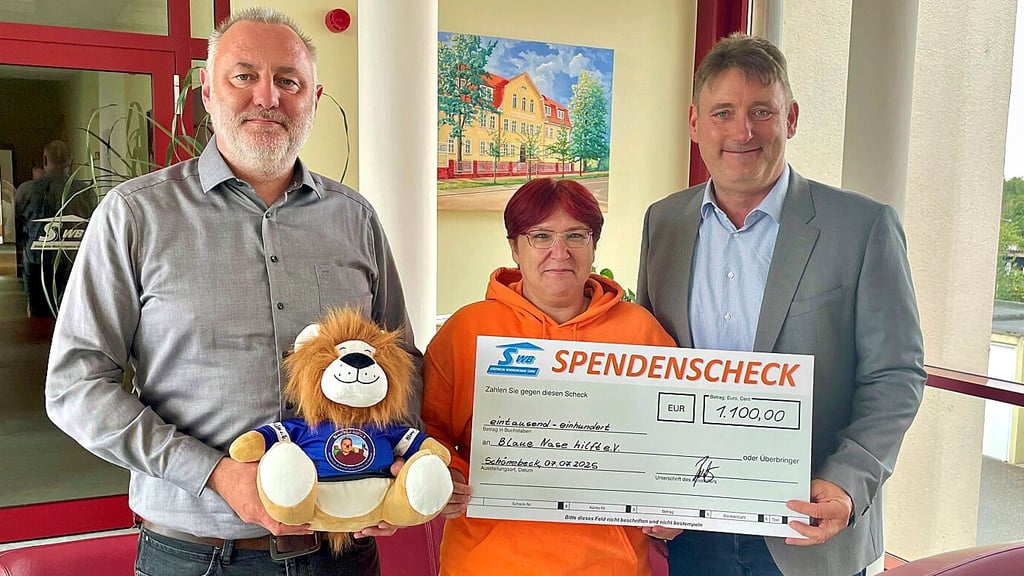Sandra Täntzler freut sich über die Unterrstützung der Schönebecker SWB. Marco Lindner (links) und Karsten Fiedler überreichen dem Verein „Blaue Nase hilft“ einen Scheck über 1100 Euro.