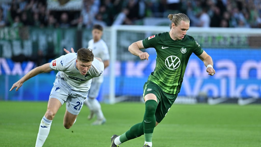 Über Wolfsburgs Patrick Wimmer (r.) gibt es immer wieder Transferspekulationen.
