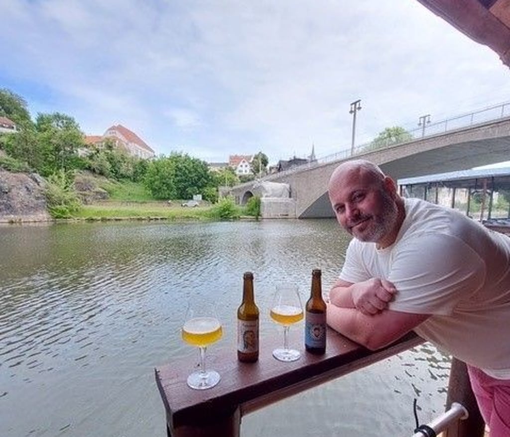 Lukas Röse führt durch die Bier-Verkostung auf dem Saalefloß.