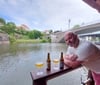 Lukas Röse  führt durch die Bier-Verkostung auf dem Saalefloß. 