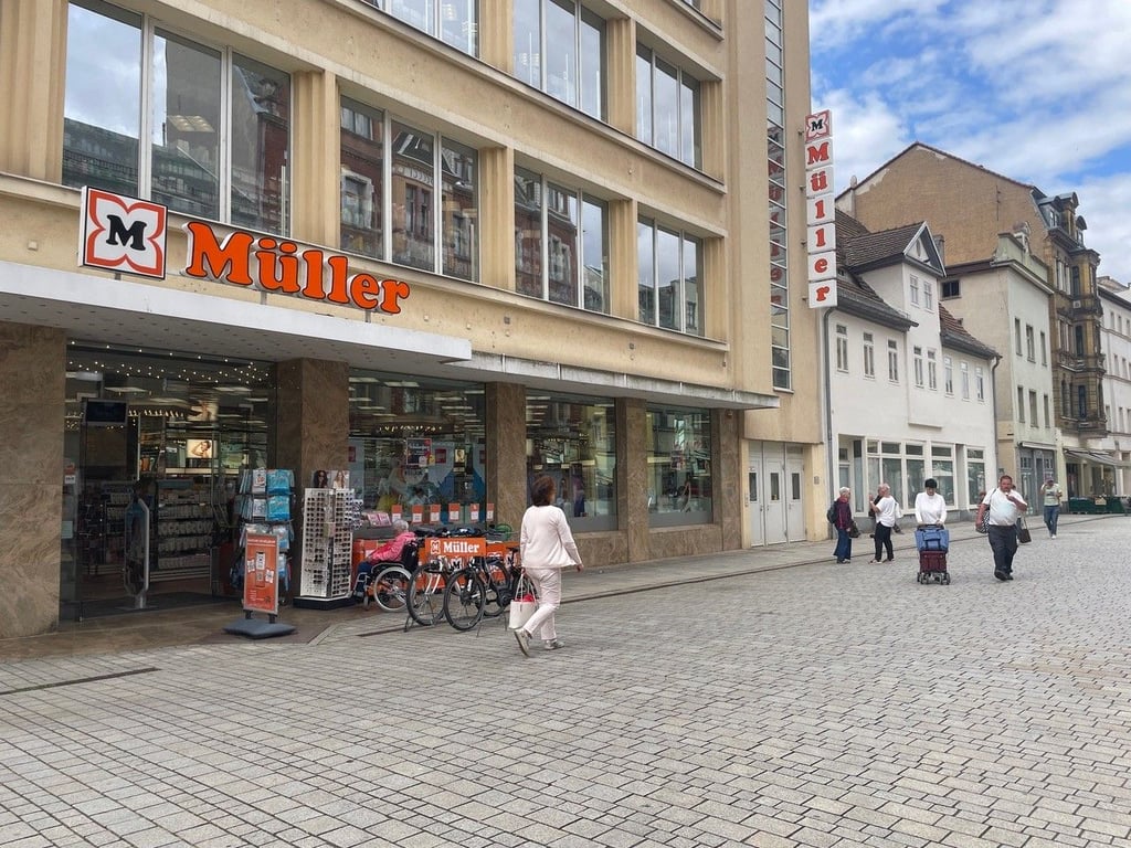 Das Müller-Kaufhaus in der Weißenfelser Jüdenstraße soll am 15. Januar 2026 schließen - ein Schock für die Innenstadt, die am Dienstagvormittag gut besucht war.