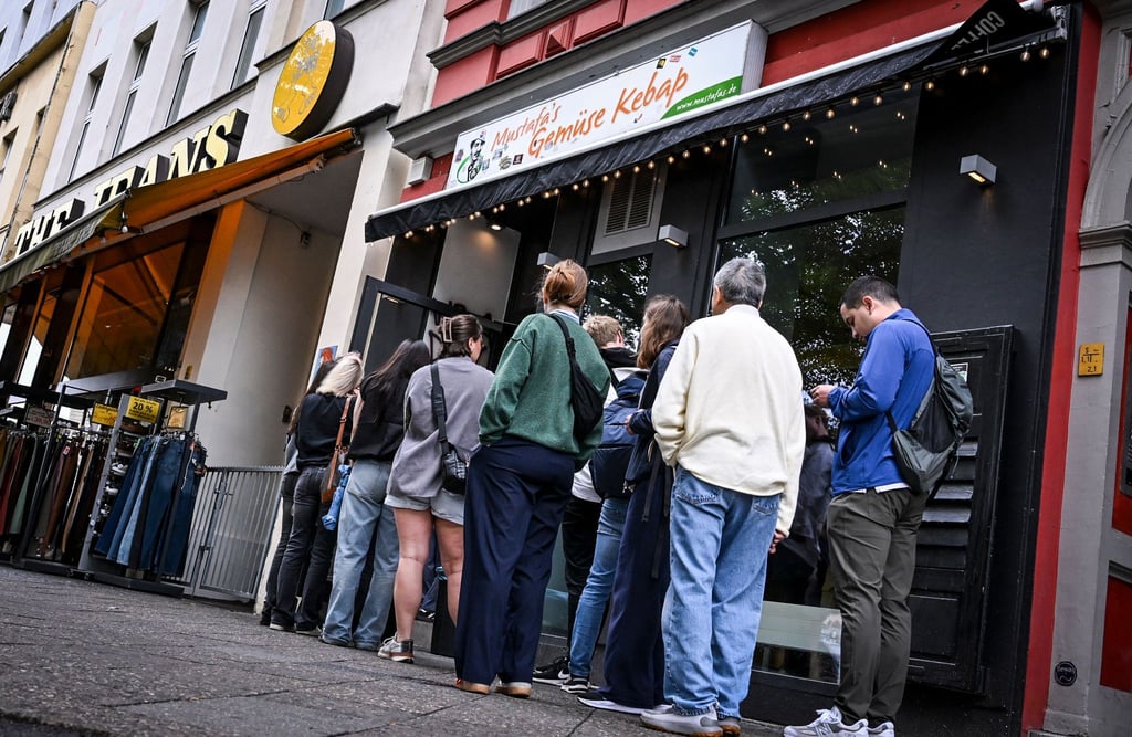 Berlins berühmtester Dönerimbiss „Mustafa's Gemüse Kebab“ hat seine angestammte Bude verlassen.