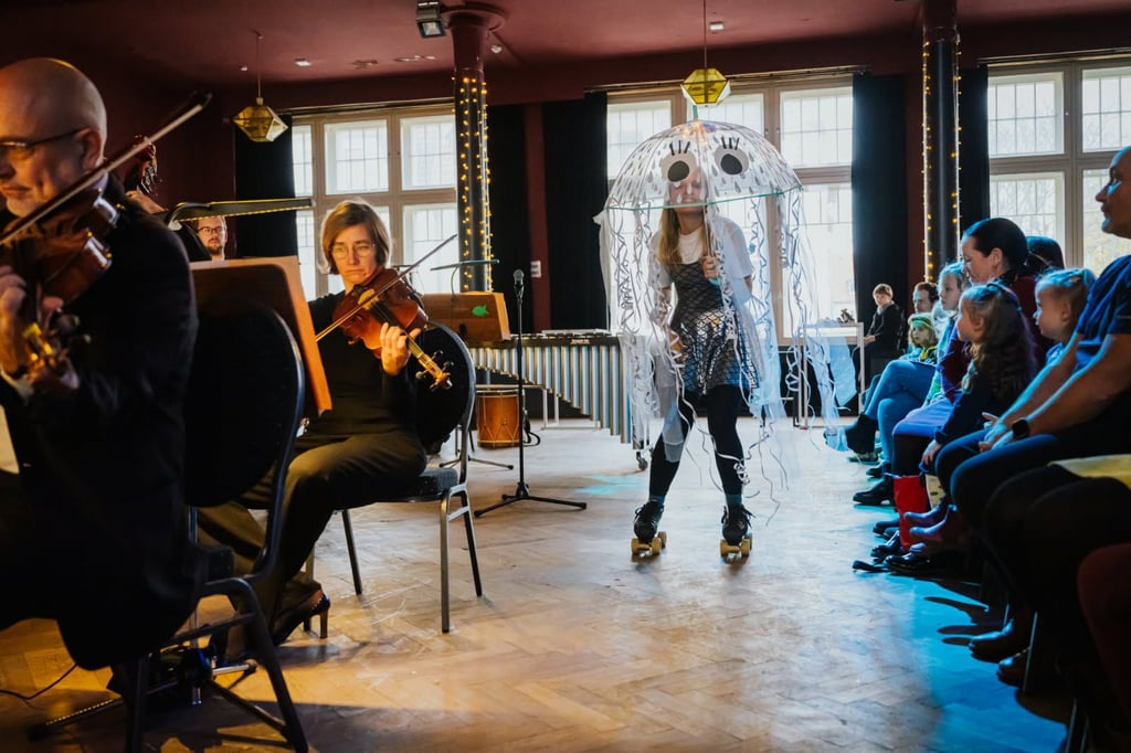 Beim Kinder-Konzert zum Thema „Unter Wasser“ ist auch Musikvermittlerin Emma Würzebesser dabei – als „Qualle“ auf Rollschuhen.