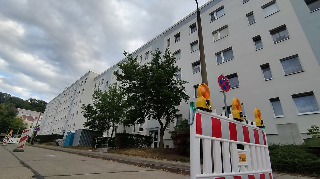 An der Bert-Heller-Straße in der Wernigeröder Burgbreite werden Wohnblöcke saniert. Doch ein AQnwohner beschwert sich wegen Problemen in seinem Badezimmer.