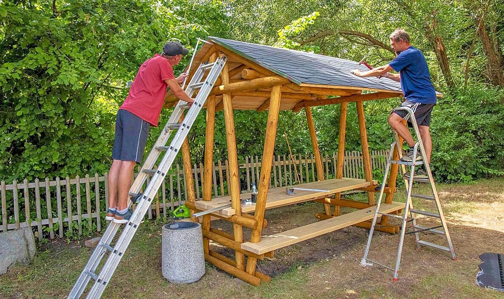 Maik Bieler (links) und Daniel Mitsching bei den letzten Arbeiten an der Sitzraufe.