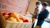 Äpfel im Klassenzimmer: In immer mehr Schulen gehört frisches Obst fest zum Alltag. (Archivbild)