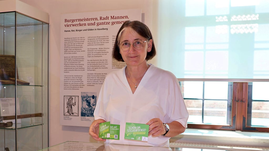 Museumsleiterin Antje Reichel hat im Prignitz-Museum in Havelberg Sammelkarten und Herzen für die „Stickerfieber“-Aktion. Sammler erfahren, wo Stickerpartner in der Altmark und im Elb-Havel-Winkel sind.