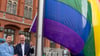 Vor Berlins Rotem Rathaus weht die Regenbogenfahne.